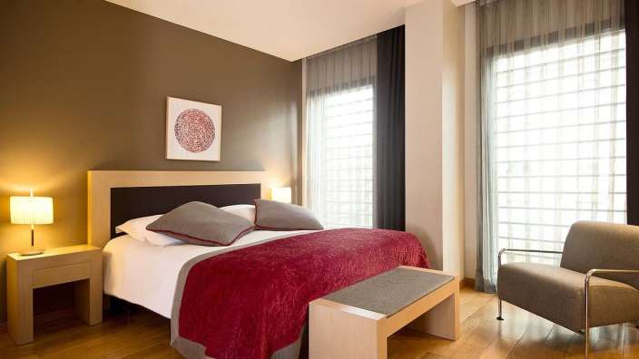 Ein Hotelzimmer mit einem Bett und einem Stuhl