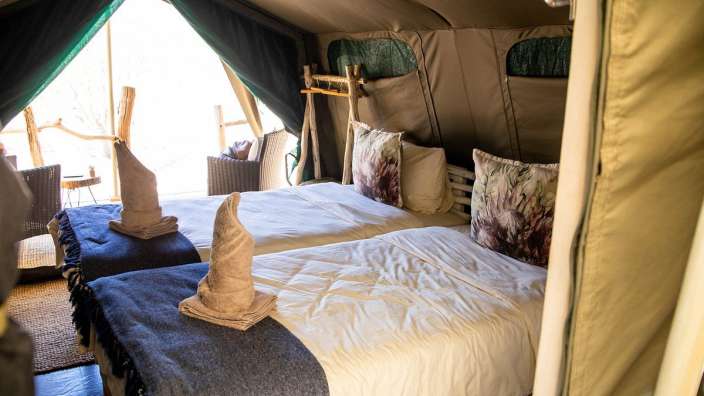 Ein Zelt mit zwei Betten und einem Fenster