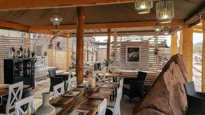 Ein Esszimmer mit einem Tisch und Stühlen und einem Bild an der Wand