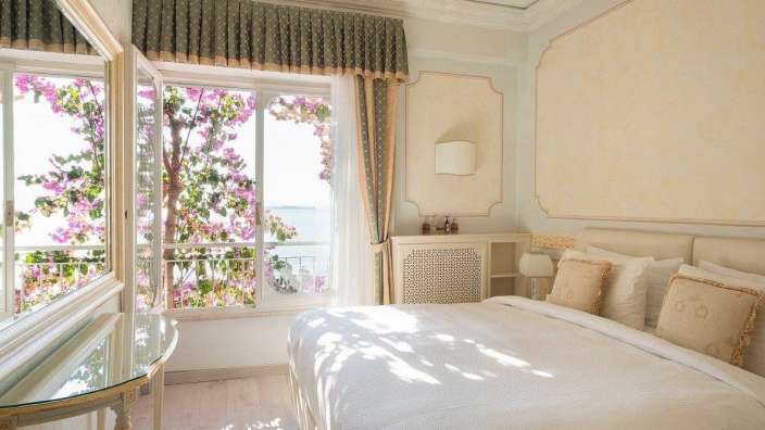 Ein Schlafzimmer mit einem Bett und einem Spiegel