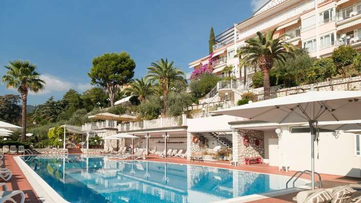 Ein großer Swimmingpool in der Nähe eines großen Gebäudes