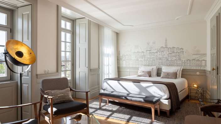 Ein Schlafzimmer mit einem Bett und einem Stuhl