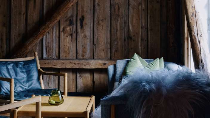 Ein Wohnzimmer mit einem Stuhl und einem Tisch