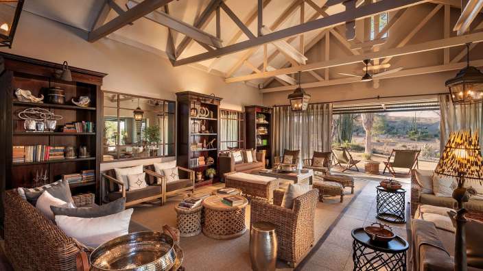 Ein Wohnzimmer mit vielen Möbeln und einem Spiegel