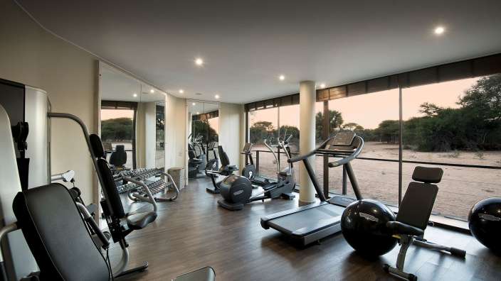 Ein Fitnessstudio mit vielen Geräten und einem großen Fenster