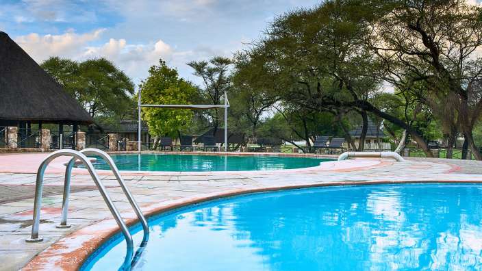 Ein großer Swimmingpool mit einer Treppe , die ins Wasser führt