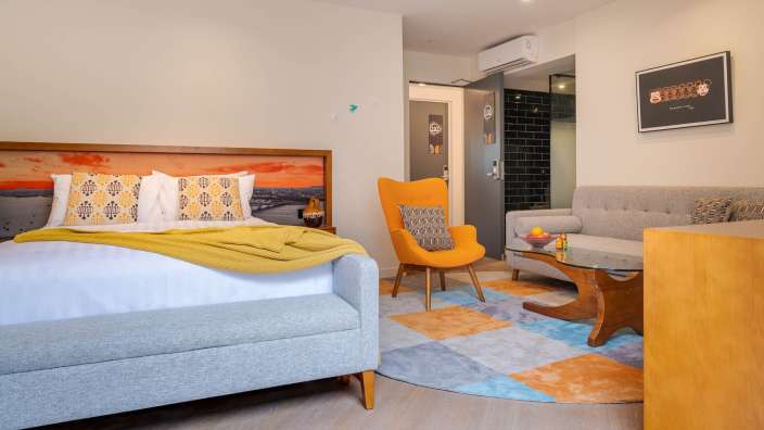 Ein Schlafzimmer mit einem Bett und einem Stuhl