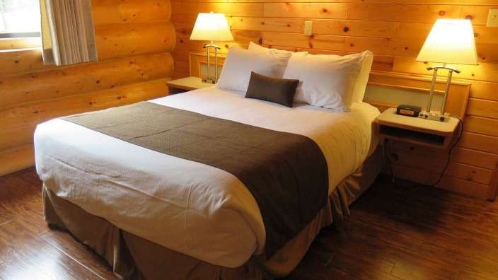 Ein Schlafzimmer mit einem Bett und zwei Nachttischen