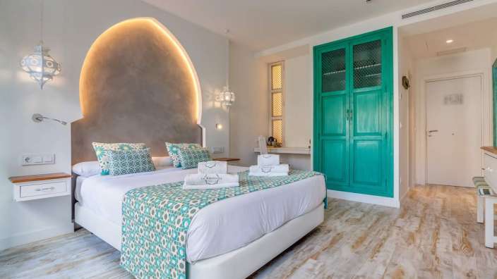 Ein Schlafzimmer mit einem Bett und einem blauen Schrank