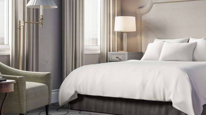 Ein Hotelzimmer mit einem Bett und einem Stuhl