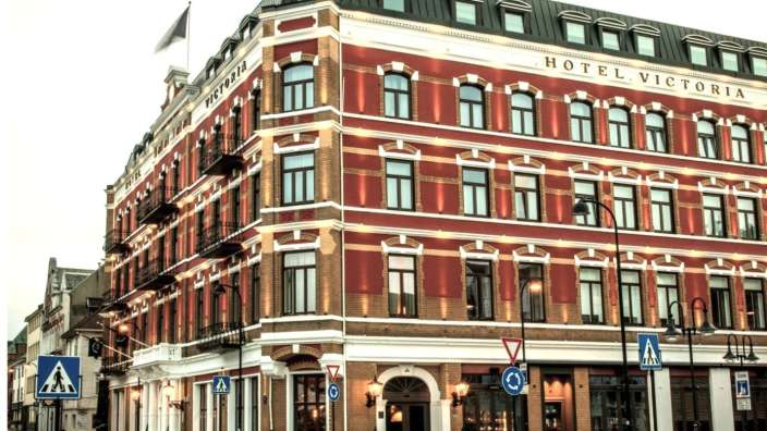 Ein großes rotes Backsteingebäude mit der Aufschrift Hotel victoria