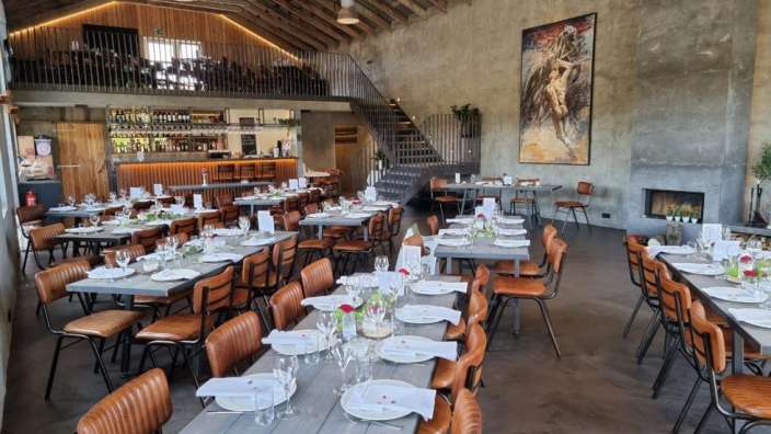 Ein großer Raum mit vielen Tischen und Stühlen