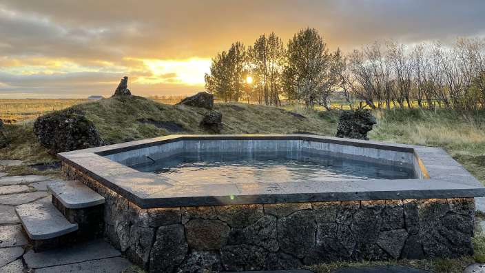 Ein Whirlpool mit einem Sonnenuntergang im Hintergrund