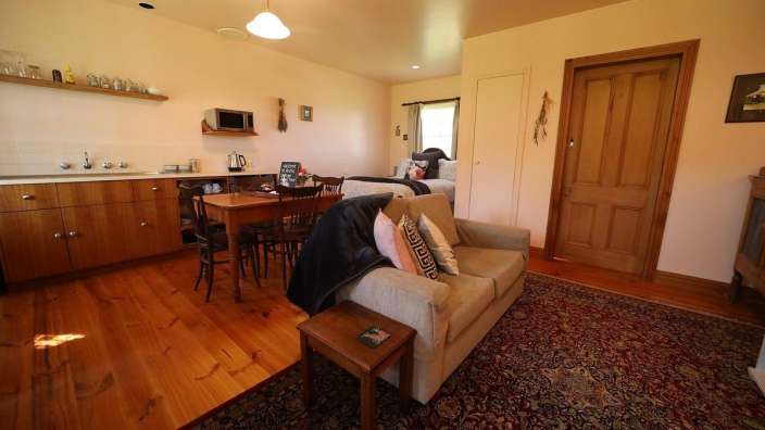 Ein Wohnzimmer mit einem Couchtisch und einem Tisch