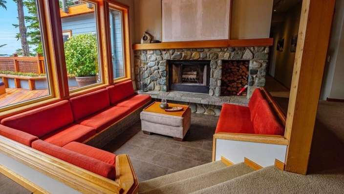 Ein Wohnzimmer mit roten Möbeln und einem Kamin