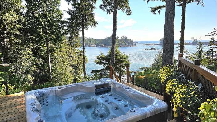 Ein Whirlpool auf einem Deck mit Blick auf den Ozean