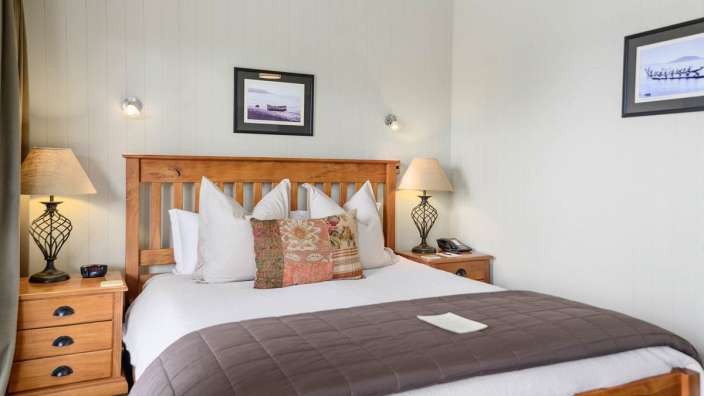 Ein Schlafzimmer mit einem Bett und zwei Nachttischen