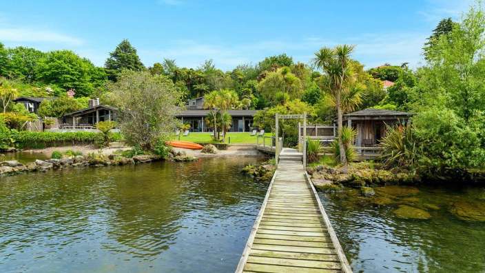 Ein Holzsteg führt zum Haus am Ufer