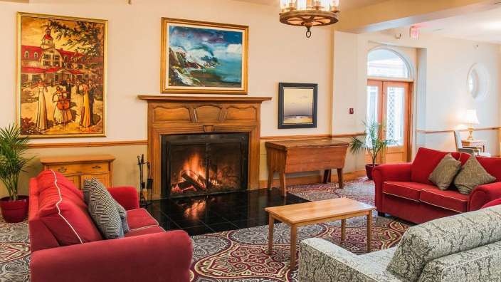 Ein Wohnzimmer mit vielen Möbeln und einem Kamin