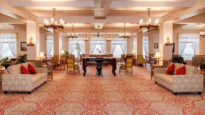 Ein großer Raum mit vielen Möbeln und einem Klavier