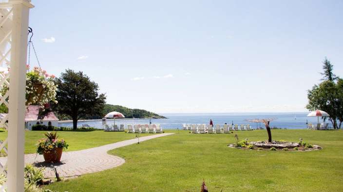 Ein idyllischer Garten mit Blick auf den Ozean