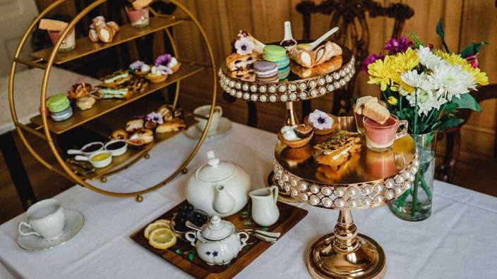 Ein Tisch mit verschiedenen Desserts und einer Teekanne