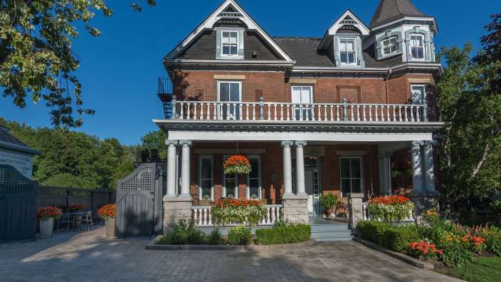Ein großes Backsteinhaus mit einer großen Veranda