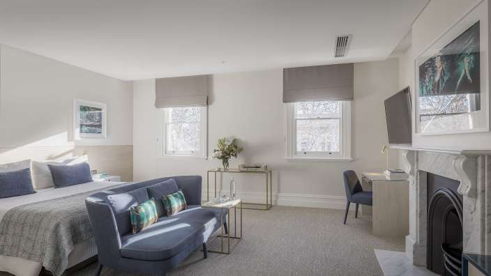 Ein Hotelzimmer mit einem Bett und einem Stuhl