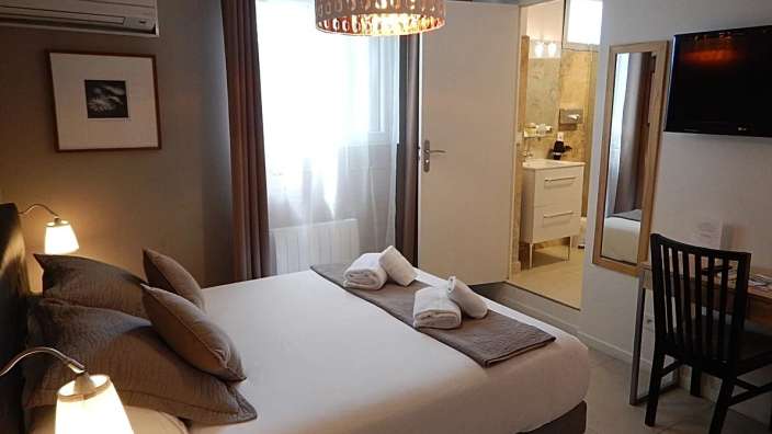 Ein Hotelzimmer mit einem Bett und einem Stuhl