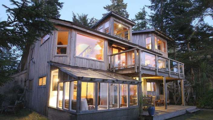 Ein sehr großes Holzhaus mit vielen Fenstern