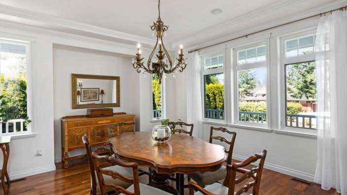 Ein Esszimmer mit einem Tisch und Stühlen und einem Kronleuchter