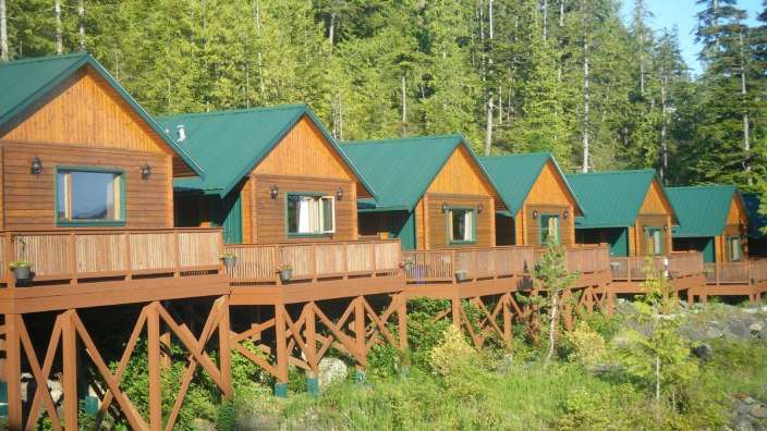 Eine Reihe von Häusern mit grünen Dächern und Holzterrassen