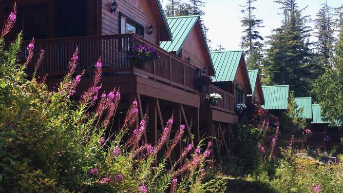 Eine Reihe von Häusern mit grünen Dächern und Balkonen