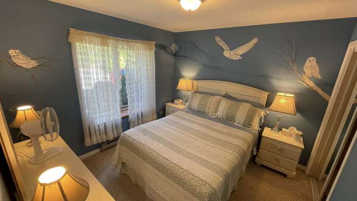 Ein Schlafzimmer mit einem Bett und zwei Nachttischen