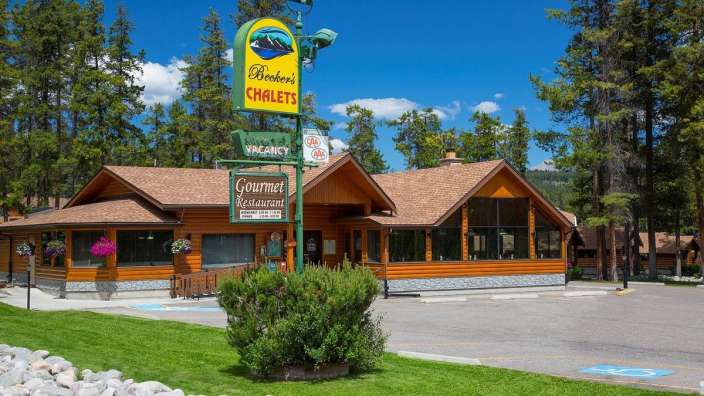 Ein Gebäude mit einem Schild darüber, dass es ein gourmetrestaurant ist