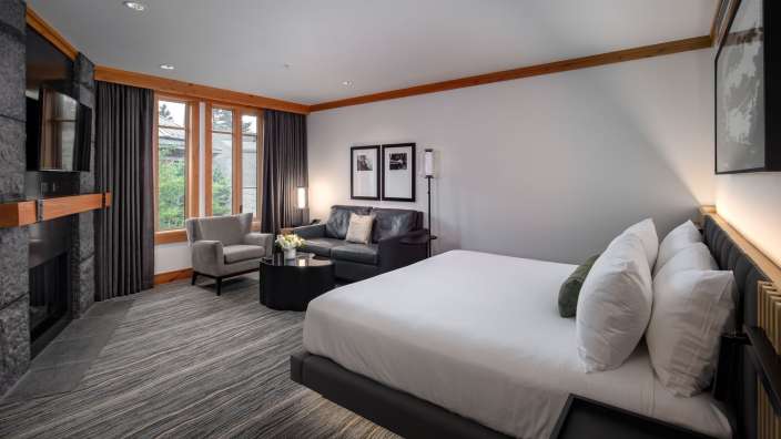 Ein Hotelzimmer mit einem Bett und einem Stuhl