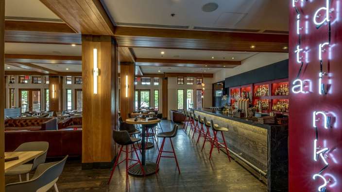 Ein Restaurant mit einer roten Leuchtreklame, die sagt ' midnight market '