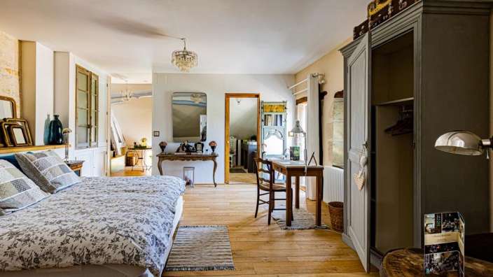 Ein Schlafzimmer mit einem Bett und einem Schreibtisch