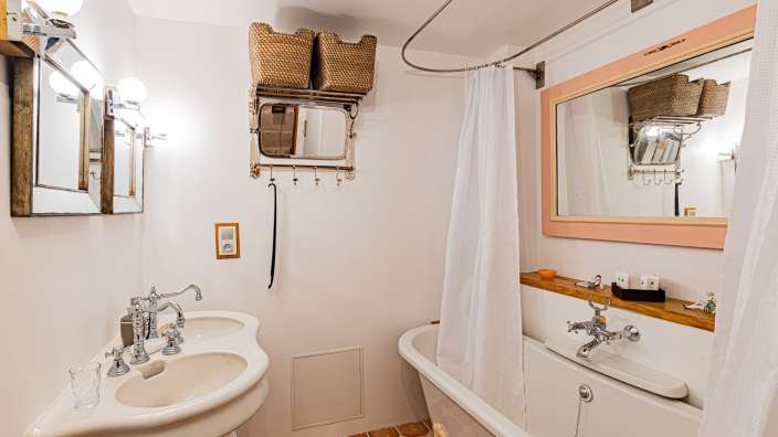 Ein Badezimmer mit zwei Waschbecken und einer Badewanne