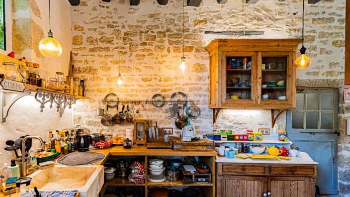 Eine Küche mit einem Schild an der Wand, das sagt " cuisine "