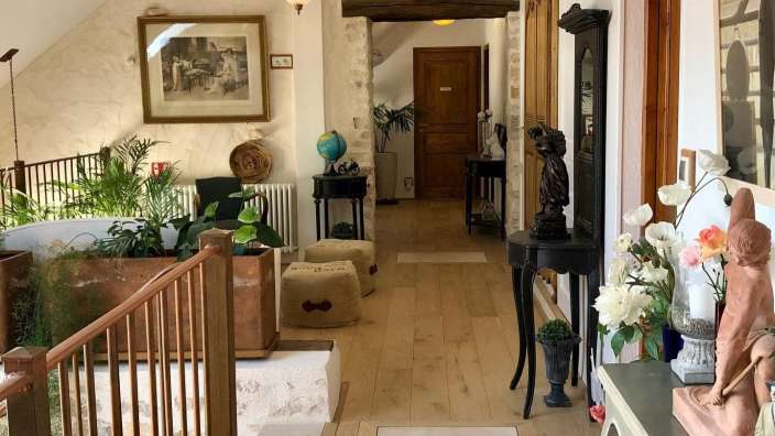 Ein Flur mit vielen Möbeln und einem Bild an der Wand