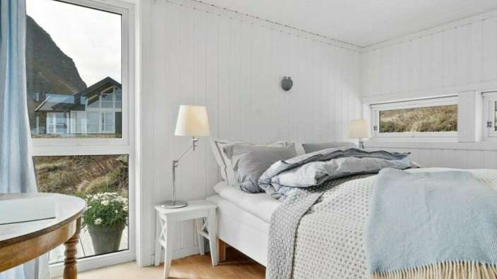 Ein weißes Schlafzimmer mit einem Bett und einem Tisch