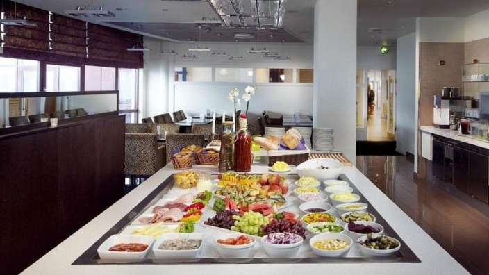 Ein Buffettisch mit vielen verschiedenen Speisen und Getränken