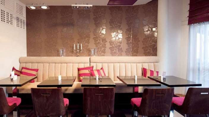 Eine Reihe von Tischen und Stühlen in einem Restaurant