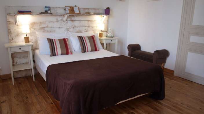 Ein Schlafzimmer mit einem Bett und zwei Nachttischen