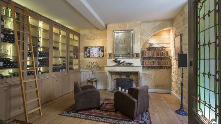 Ein Wohnzimmer mit zwei Stühlen und einem Kamin