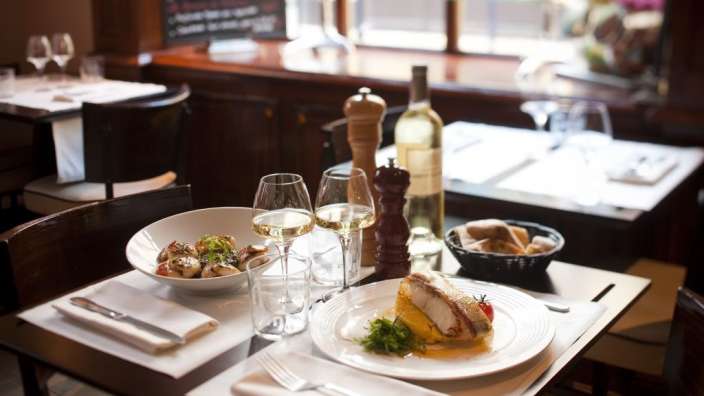 Ein tisch mit tellern , gläsern und einer flasche wein