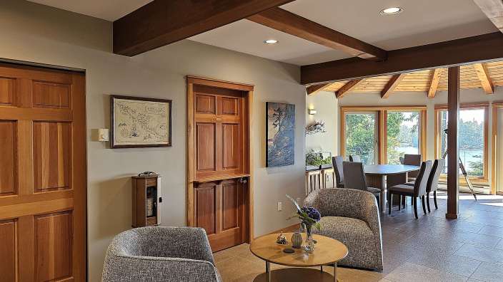 Ein Wohnzimmer mit zwei Stühlen und einem Tisch