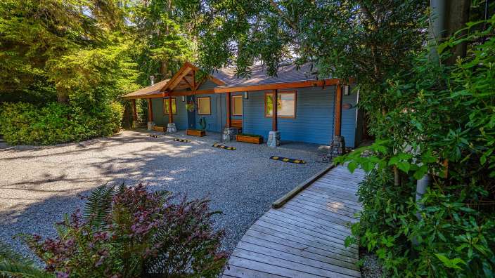 Ein blaues Haus mit einem Holzsteg davor