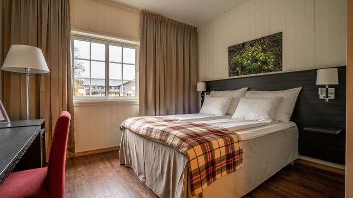 Ein Hotelzimmer mit einem Bett und einem Schreibtisch